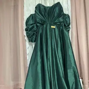 Säljer denna klänning oanvänd helt ny,  Storleken 38-40. Priset kan diskuteras vid snabb och smidigt affär.  #klänning #snygg #lyxig #kläder #fin #kvinnor 