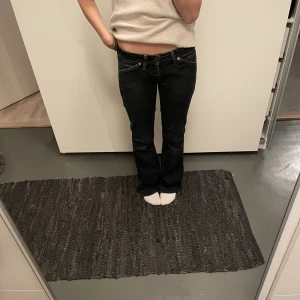 Lågmidjad jeans från levis - Skitsnygga lågmidjade jeans ifrån Levis som tyvärr är lite små för mig. Är 165 och de är lite långa på mig. Mått, Midja: 76 cm, Innnerbenslängd:  79 cm. Hör av dig vid fler frågor💞