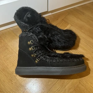 Mou skor - Såå härliga Mou boots perfekta till det kalla vädret😍Storlek 37. Nästintill oanvända🩵🩵 Äkta päls. Nypris ca 4500kr