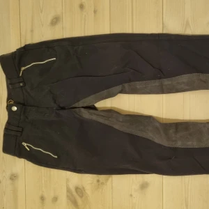 Ridbyxor  - Ridbyxor i använt men fint skick. Stretch ner till. Ena fickans utsmyckning är trasig, men stör inte funktionen, se bild.