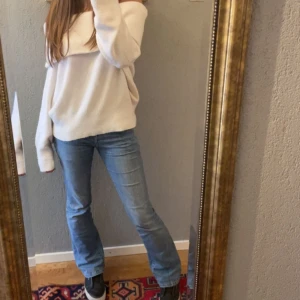 Off shoulder tröja  -  säljer denna jäte fina off- shoulder tröjan (kom privat för fler bilder) använd ett fåtal gånger och det finns inga märken på att den är använd nypris: 300 säljer för 249  Den är i storleken xs men är oversized så skulle passa från xs-m 