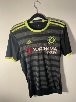 Fotbollströja Chelsea Willian 22 - Bortaställ 16/17 då Chelsea hämtade hem ligan med rekord poäng. Willian var en huvudpjäs i detta. Vacker tröja som är ett måste för en samlare eller en suporter 