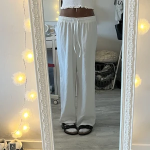 Linne byxor  - Jätte fina linne byxor från Gina som tyvärr är för stora för mig💕 köpte M/L  men passar ändå mig som är xs/S. Lite fläckiga längst ner pågrund av att dem är långa 