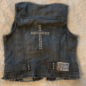 Jeansväst - Grå jeansväst med nit-detaljer, den är i barnstorek 140, men skulle nog passa Xs