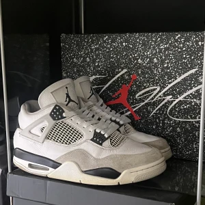 Jordan 4 military black  - ✔️Jordan 4 military black ✔️⚡️Storlek 43⚡️🍀Originalboxen och Äkthetsbevis tillkommer 🍀🔥Skickar gärna fler bilder eller svarar på frågor 🔥🌸Äkta 🌸🦋Pris kan diskuteras vid snabb affär 🦋