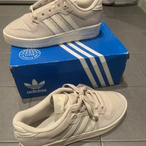 Adidas Originals - Skorna är helt oanvända och är i lika bra skick som när de köptes, orginalpris:1300 kr.  Sitter som vanligt i storlek och kan stylas väldigt enkelt. Pris kan diskuteras. 
