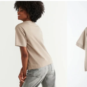 Snygg t-shirt  - Säljer denna tröjan från GINA TRICOT i ett tjockare tyg🤩 fint skick!!