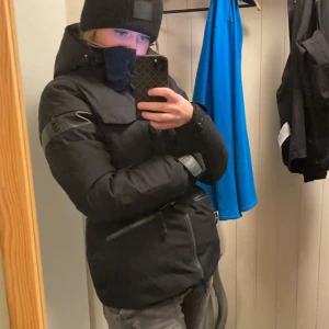 Skidjacka 8848 - Säljer världens snyggaste skidjacka 8848 altitude modellen wivi. Jackan är svart med avtagbar päls. Använd 2 gånger i fjällen alltså fint skick, men använd. Den är lite fodrad alltså ingen "skaljacka". Nypris runt 4000:-. Skicka för mer bilder ⛷️🎿