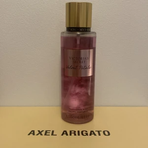 Victoria secret parfym - Goddoftande parfym i bra skicka från Victoria secret i doften velvet petals. Nyköpt pris är 220, svår att få tag i sverige därav priset!🥰 säljer pga ingen användning.