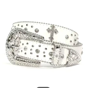 Rhinestone bälte  - Tja! Säljer nu detta rhinestone bälte, det är helt nytt. Skriv privat för fler frågor.