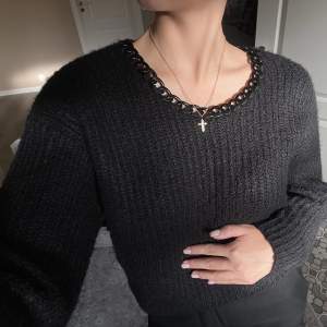 En svart stickad tröja från Zara i storlek M. Detaljer: kedja som krage(: