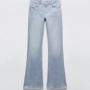 Low waist jeans zara - Low waist bootcut jeans från zara💙🙏🏼 använd fåtal gånger. Storlek 34!