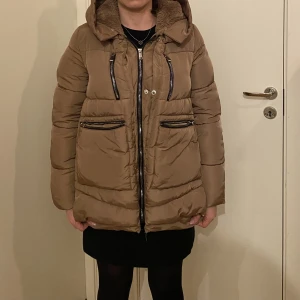 Brun jacka.  - Varm vinterjacka, välbevarad. 🤎 DM för fler bilder. 📩