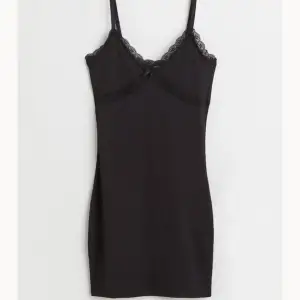 Säljer en fin svart klänning med spets detaljer som jag har 2 ggr använt. Jag köpte den på H&M för 150kr och säljer för 90kr. Hör av dig om frågor eller något liknade💞