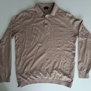 Massimo Dutti Rugbytöja - Säljer denna rugbytöjan ifrån Massimo Dutti | Storlek L | Tillverkad i silke och bomull | Inga deffekter | Säljer för 299 kr