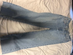 Zara jeans med ljus tvätt - Säljer dessa Zara Jeans med ljus tvätt i storlek 38. Aldrig använda då jag köpte för liten storlek. Nypris 400kr