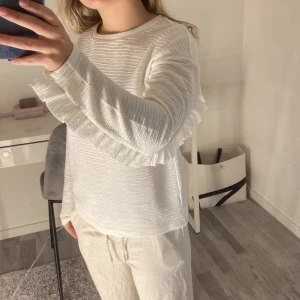 Tröja med volang  - Jätte fin tröja med volang på armarna storlek XS och i fint sick 