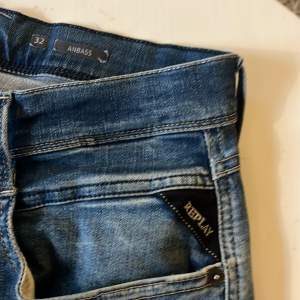 Ett par riktigt schyssta ambass replay jeans. Nypris på dessa är 3200 säljer den för ändast 2000