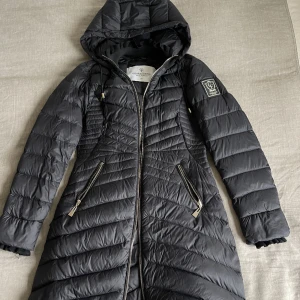 Dunjacka  - Super snygg dunjacka, nästan aldrig använd, skriv privat för flera bilder!🤎 nypris 1500 kr