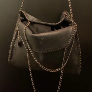 Stella McCartney väska - Köpt på plick och använd fåtal gånger efter det, hon jag köpte av sa att den är äkta men osäker så därav priset!! Andra två bilderna är lånade från hon jag köpte av. FRI FRAKT I EN VECKA ❗️❗️