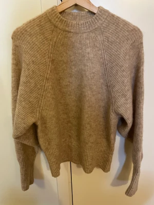 Stickad tröja - Stickad tröja i ull-mix från H&M. Använd men i bra skick. Storlek 36.