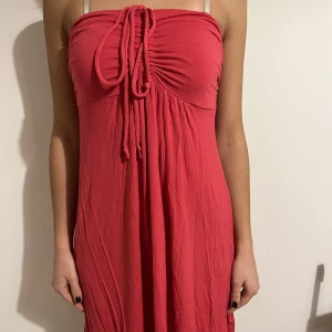 Axelbandslös klänning - Klänning i bra skick. Funkar för storlekar XS-M. 