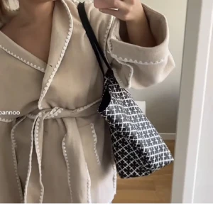 Neo noir kappa beige  - Säljer nu min snygga kappa från neo noir. Jag köpte den för 2 månader sen men inte använt alls mycket så den är i nyskick. Nypris 1800kr skriv för mer bilder❤️❤️