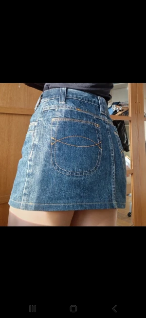Jeanskjol Minikjol - Låg/medel midja. Vintage stil, köpt second hand men är för liten för mig. 34 cm i midjan, ca 30 cm lång. Väldigt fint skick! 😊