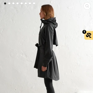 Regnjacka  - Regnjacka från Aimn Storlek: M  Färg: Svart  Ny skick  Säljer den pågrund av att jag ågrar mitt köp och kan inte längre returnera den. 