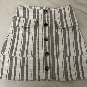 Mango kjol  - Kjol ifrån Mango. Har aldrig använt den.