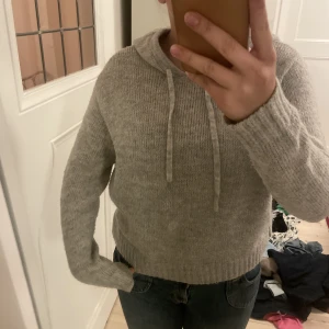 Stickad hoddie  - Grå stickad hoddie!!💕💕