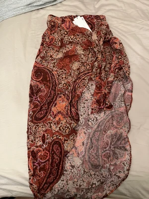 Kjol mönstrad  - Mönstrad sarong/kjol. Helt oanvänd, lite skrynklig då den bara legat i garderoben. 