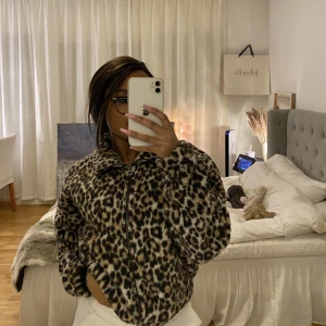 Leopard jacka  - Säljer denna fluffiga leopard jackan då jag inte använder den längre. Köparen står för frakt 📦 