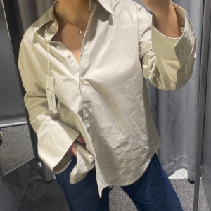 Arket skjorta  - Säljer denna arket skjorta, aldrig använd ord pris 830 kr 
