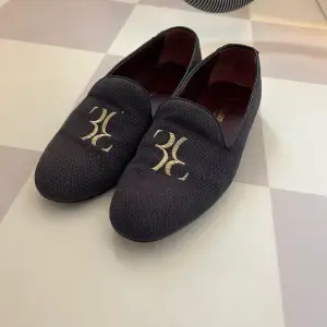 Loafers med mongram