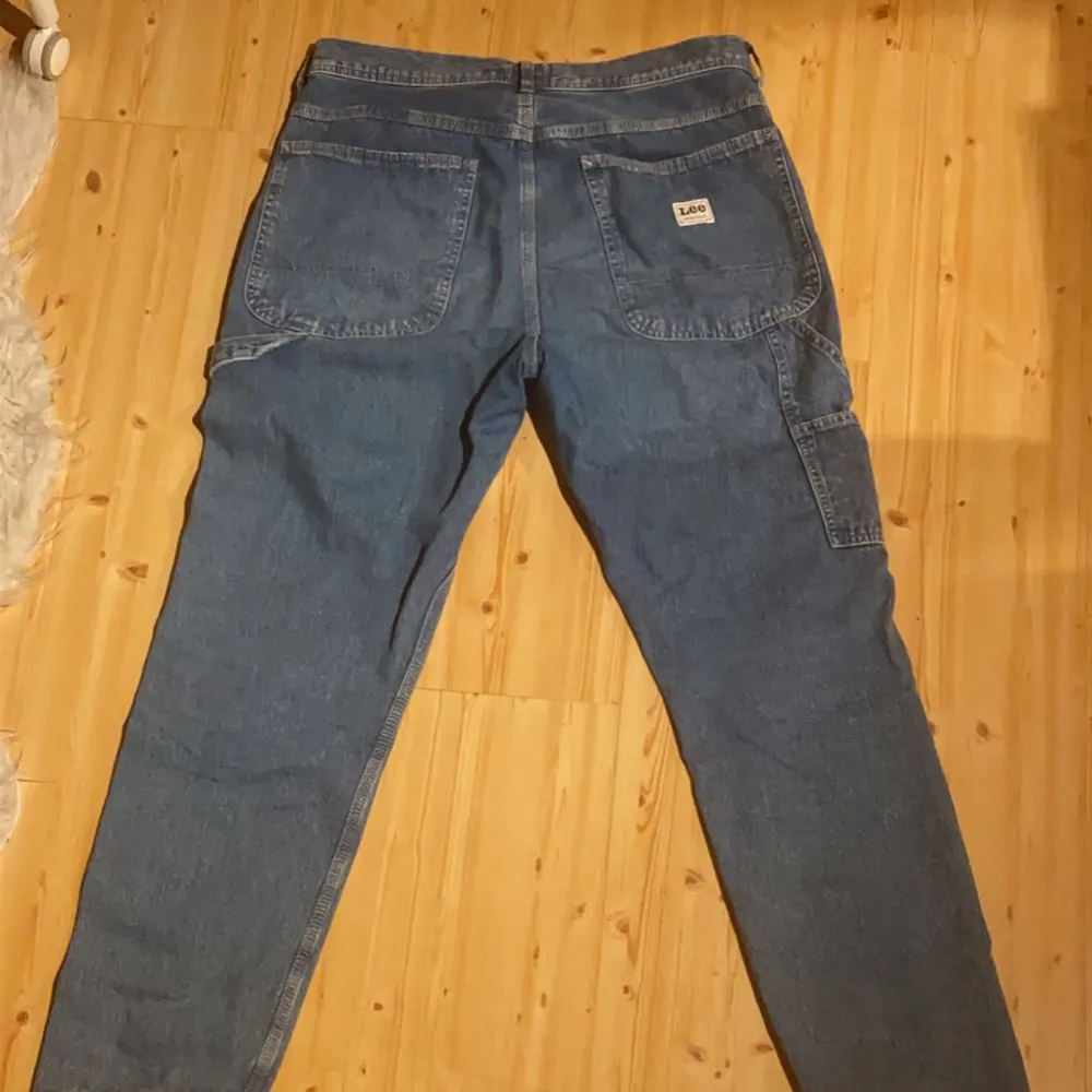 Hej!💙 Säljer mina snygga LeeJeans, då de inte kommer till användning🫧använda 3-4 gånger-skick 9/10. Nypris 1200, säljer nu för 350🤩. Jeans & Byxor.