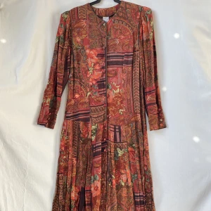 Lång oversized vintageklänning - Mönstrad oversized vintageklänning i tungt och fint material.   Längd: 123cm  Skicka DM vid frågor. ☆．。･