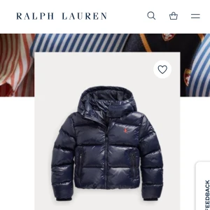 Ralph Lauren Polo Jacka - Säljer min fina jacka då jag inte använder den här längre❤️Jackan har bra fickor med dragkedja, en fin luva och en smidig inner ficka🥰!Nypris är 3400! Jackan är i ett jättefint skick, inga skador eller hål🥰 Passar mig perfekt som 14år Finns ej i butik mer!