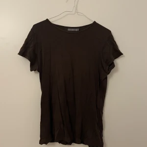 Brun t-shirt - Brun t-shirt från Åhléns i storlek L