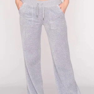 Juice couture byxor - Det är ett par gråa juice couture byxor. Jag har använt de en hel del, då de är väldigt bekväma och fina. Men nu har jag ingen användning för de längre. De är inte noppriga utan känns som nya.✨