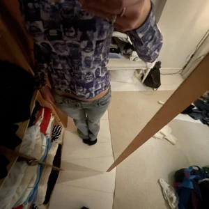 Cool långärmad tröja - Svincool långärmad tröja i blått med människor på! Inte använd är i nyskick💕