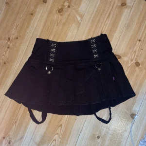 Svart miniskirt💀 - JUST NU!! 3 FÖR 2, KÖP TRE PLAGG - FÅ DET BILLIGASTE PLAGGET GRATIS! snygg kjol💀köparen står för frakt 