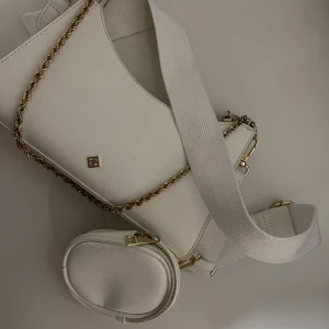 Vit axelväska  - Väldigt fin älskar denna, men dags för nya grejer i gaderoben. Den är i fint skick och väldigt stilig, passar med nästan all. 