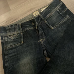 Jeans - Säljer dessa sjukt snygga G-Star jeans i storleken 29 med längden 32 (US). Dessa är i bra skick och midjemåttet rakt över är 44 cm💕Priset kan diskuteras. 