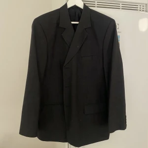 Oversize kavaj - Perfekta mörkgråa oversize kavajen! Köpt secondhand.