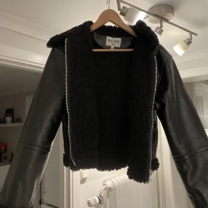 Fodrad skinnjacka  - En mycket snygg och väldigt varm skinnjacka! Blank på utsidan och varmt och gosigt foder på insidan. Nästintill aldrig använd, säljs då jag inte använder den