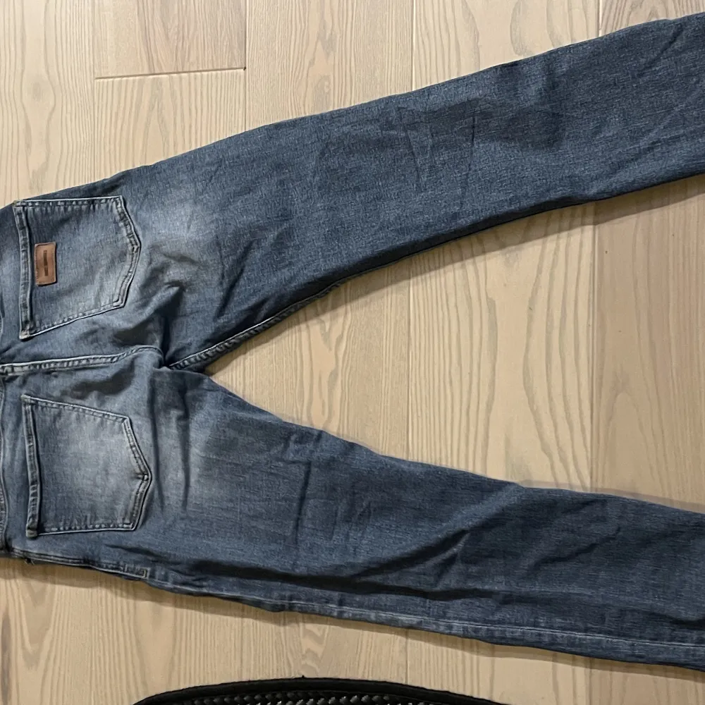Tjena, säljer dessa jeans från just junkies i strl 30/34 som är i fint skick. De är köpta med hål från början på kennedies för ca 1000kr. Skriv för mer bilder/info mvh.. Jeans & Byxor.