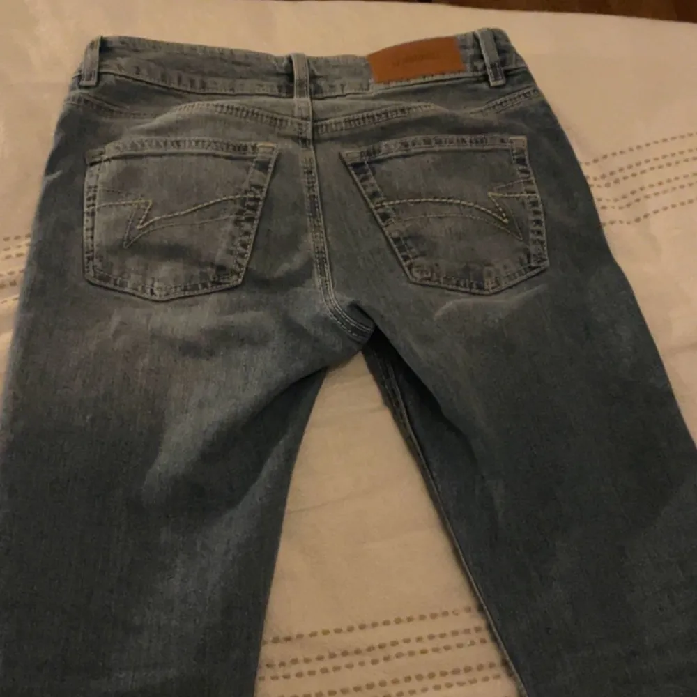 Säljer dessa skitsnygga bootcut jeans pga att jag int använder dem längre. Orginalpris 600kr på junkyard💗. Jeans & Byxor.