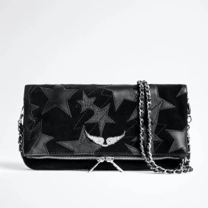 Zadig väska med stjärnor - Köpte väskan för cirka 2 år sen för runt 3800 kr o går ej att köpa längre🧸bra skick bara att kedjan tappat lite färg. Dustbag & två kedjor medföljer,har ej äktehetsbeviset men kan visa bild på kvittot om önskat🩷om fler är intresserade så får ni buda😚