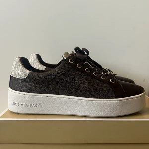 Michael kors dam skor - Ett par skitsnygga skor från Michael kors i storlek 37.5 (jag har 38 och de passar perfekt)  Köpta för mindre än 1 vecka sedan. Skorna är i nyskick  Nypris 2300 kr Jag säljer de för 2000kr, kan gå ner i pris vid snabb affär Har både låda och påse kvar  